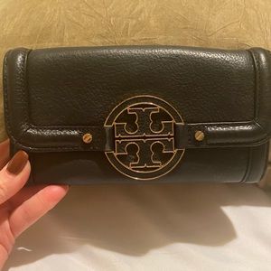 Tory Burch Amanda Wallet. I bought this on Poshmark . I Don’t use it anymore.